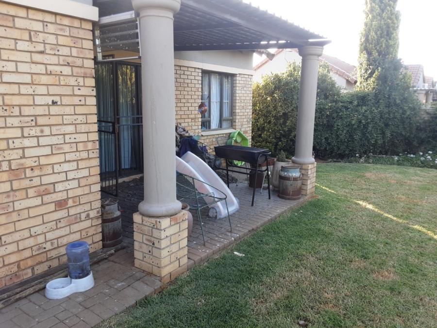 2 Bedroom Property for Sale in Langenhovenpark Free State